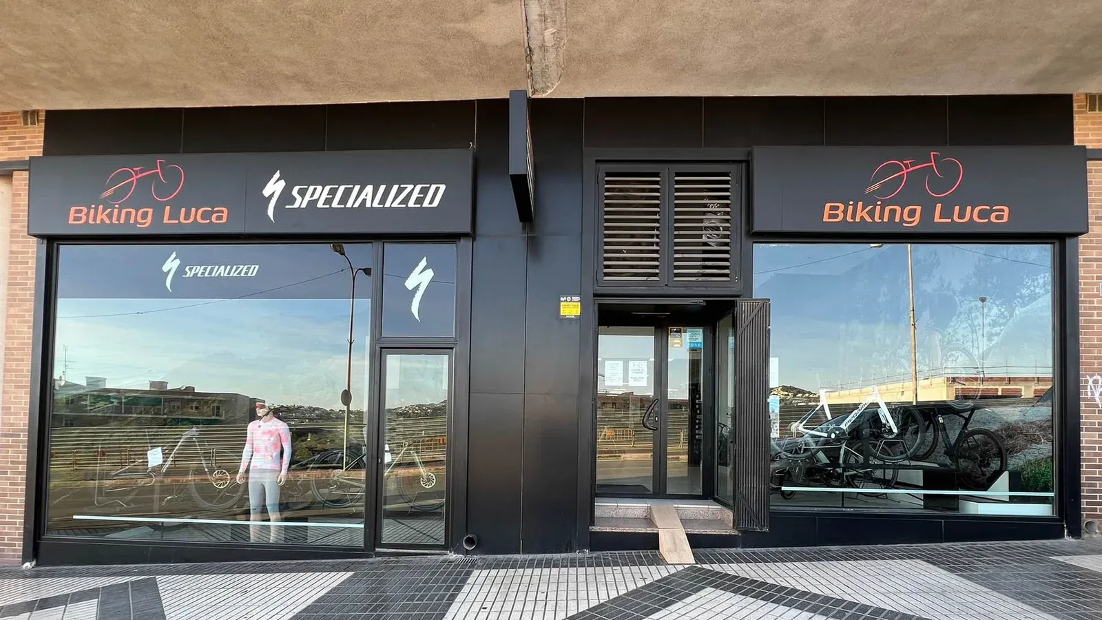 Fachada de la tienda Biking Luca en Av. Diputación 66, Calpe