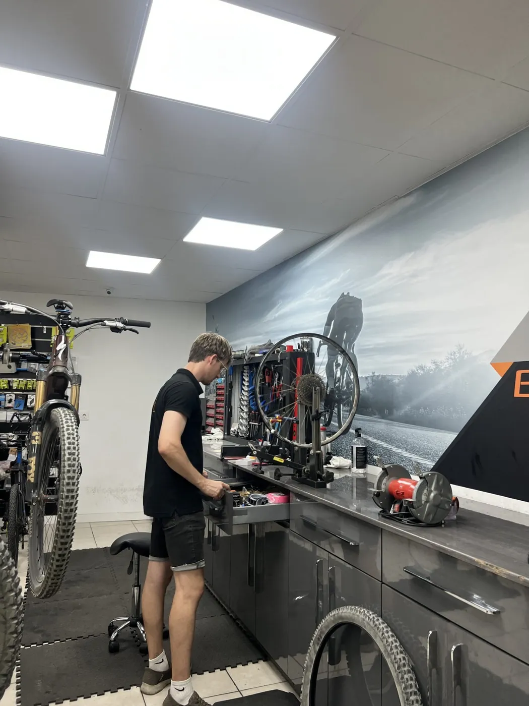 Mechaniker an der Werkbank